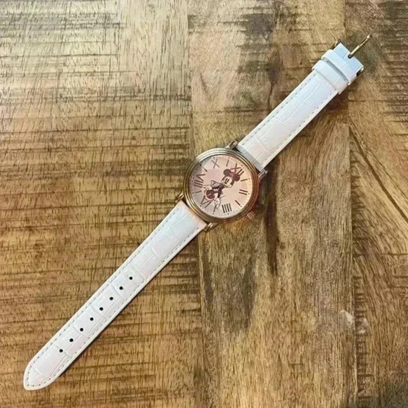 Vintage-Style Minnie Mouse Watch for Women‎ with White Leather Strap - Picture 2 of 6